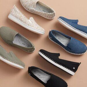 Cloudsteppers by Clarks Women’s Step Glow Sip On Natural Loafers….Size 6